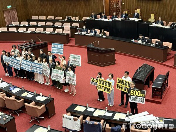 ▲▼丹娜斯颱風及七二八豪雨災後復原重建特別條例 三讀 立法院院會 韓國瑜低頭敲槌  朝野立委拿手板拍照見證。（圖／記者屠惠剛攝）