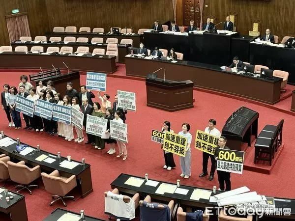 ▲▼丹娜斯颱風及七二八豪雨災後復原重建特別條例 三讀 立法院院會 韓國瑜低頭敲槌  朝野立委拿手板拍照見證。（圖／記者屠惠剛攝）