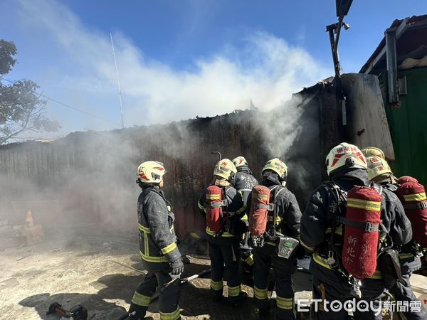 ▲新北蘆洲中正路一處空地，貨櫃屋突然起火冒煙，警消抵達迅速將火勢熄滅。（圖／記者陸運陞翻攝）
