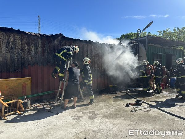 ▲新北蘆洲中正路一處空地，貨櫃屋突然起火冒煙，警消抵達迅速將火勢熄滅。（圖／記者陸運陞翻攝）