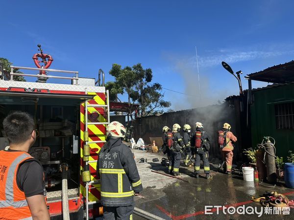 ▲新北蘆洲中正路一處空地，貨櫃屋突然起火冒煙，警消抵達迅速將火勢熄滅。（圖／記者陸運陞翻攝）