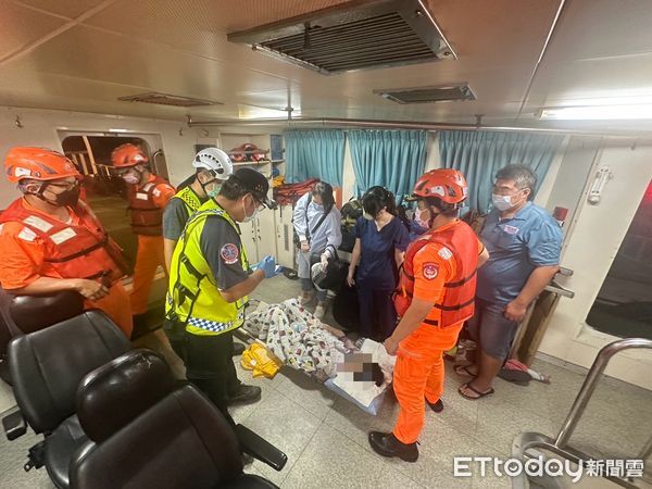 ▲高雄海巡隊頂風浪載患者到本島就醫。（圖／高雄海巡隊提供）