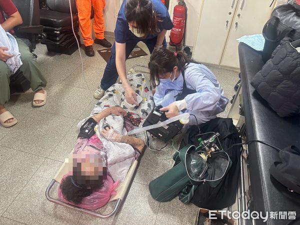 ▲高雄海巡隊頂風浪載患者到本島就醫。（圖／高雄海巡隊提供）