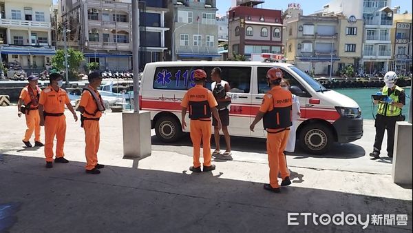 ▲高雄海巡隊頂風浪載患者到本島就醫。（圖／高雄海巡隊提供）