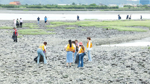 永慶加盟四品牌竹苗經管會環保愛地球 響應海洋淨灘活動（圖／永慶房產集團提供）