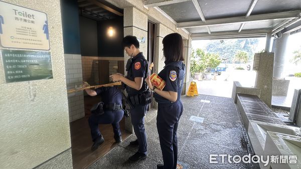 ▲▼員警趕抵西子灣遊客中心公廁。（圖／記者吳世龍攝）