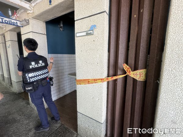 ▲▼員警趕抵西子灣遊客中心公廁。（圖／記者吳世龍攝）