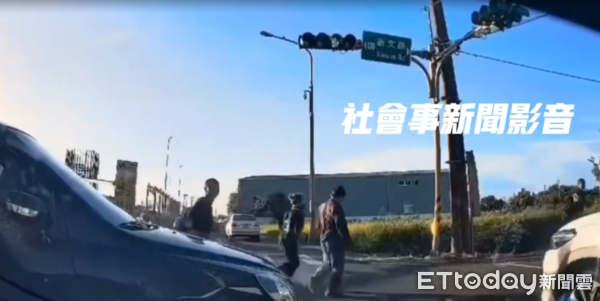 ▲▼            桃園轎車闖紅燈撞上別車，車上6人全逃了 。（圖／記者沈繼昌翻攝，下同）