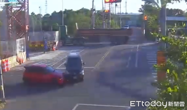 ▲▼            桃園轎車闖紅燈撞上別車，車上6人全逃了 。（圖／記者沈繼昌翻攝，下同）