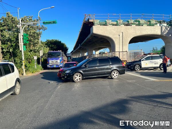 ▲▼            桃園轎車闖紅燈撞上別車，車上6人全逃了 。（圖／記者沈繼昌翻攝，下同）