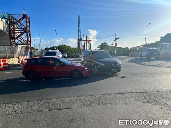 ▲▼            桃園轎車闖紅燈撞上別車，車上6人全逃了 。（圖／記者沈繼昌翻攝，下同）