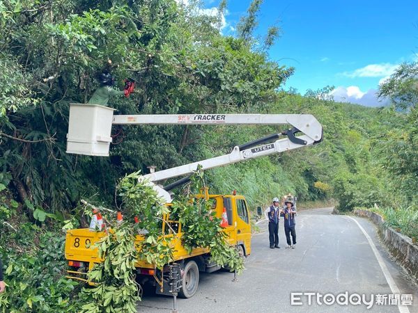 ▲▼清除倒落樹枝、泥沙及各類路面障礙物，確保上下山道路暢通無阻。（圖／富里鄉公所提供，下同）