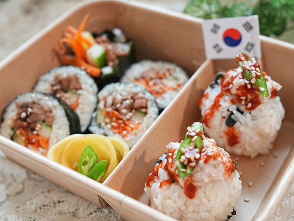 ▲▼愛河蔬食市集五吉刈包_招牌滷YO刈包，歐巴蔬食-韓國山薊菜新鮪魚飯球拼海苔飯捲組合。（圖／高雄市政府觀光局提供）