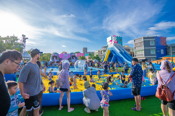 ▲▼旗津氣墊水樂園。（圖／高雄市政府觀光局提供）