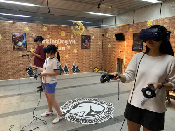 愛吠的狗做了不少VR遊戲。（圖／翻攝自愛吠的狗臉書）