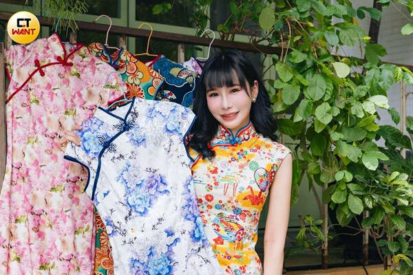 旗袍對夢露老師來說極具意義，她也收藏了各式各樣的旗袍換著穿。（圖／楊澍攝）