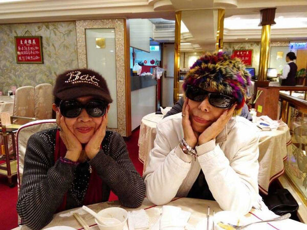 夢露老師的外婆和媽媽都很時髦愛做造型戴墨鏡。（圖／夢露老師提供）