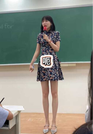 平常上課夢露老師會穿上各式改良旗袍，秀出超長美腿。（圖／翻攝自夢露老師IG）