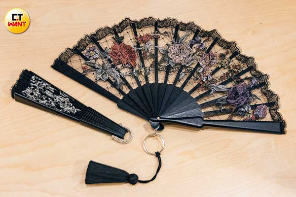 搭配旗袍用的扇子，夢露老師不是拿來搧風的，而是另有功能。（圖／楊澍攝）