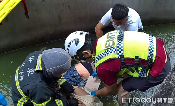 ▲機車自摔，長治消防分隊救援。（圖／記者陳崑福翻攝）