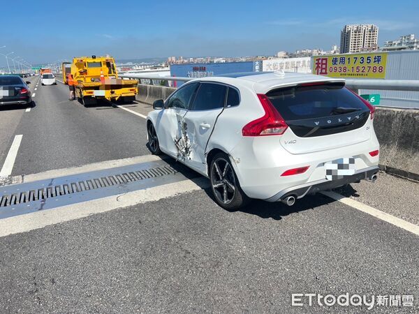 ▲▼國軍軍卡贏了...台74線上碰撞「瑞典坦克」無損傷　Volvo轎車側門凹掉。（圖／記者許權毅翻攝）