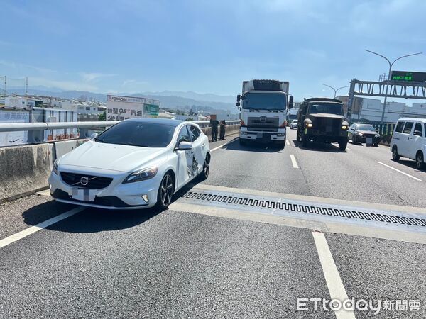 ▲▼國軍軍卡贏了...台74線上碰撞「瑞典坦克」無損傷　Volvo轎車側門凹掉。（圖／記者許權毅翻攝）