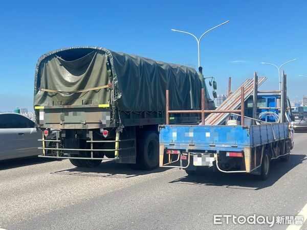 ▲▼國軍軍卡贏了...台74線上碰撞「瑞典坦克」無損傷　Volvo轎車側門凹掉。（圖／記者許權毅翻攝）