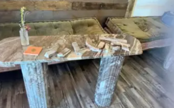 3歲女兒撞倒4.8萬元石桌　媽控被店家「逼交信用卡」扣留：很羞辱。（圖／翻攝自TikTok）