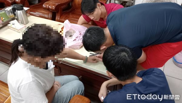 ▲枋寮消防分隊利用工具取下戒指。（圖／枋寮消防分隊提供）