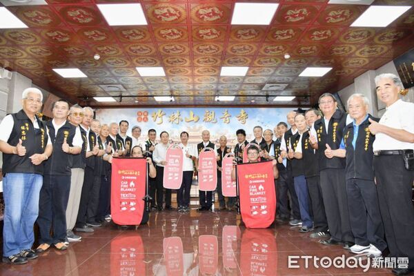 ▲竹林山觀音寺提升新北市消防局救災能量，捐贈防火毯及底盤瞄子。（圖／記者陸運陞翻攝）