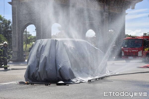 ▲竹林山觀音寺提升新北市消防局救災能量，捐贈防火毯及底盤瞄子。（圖／記者陸運陞翻攝）