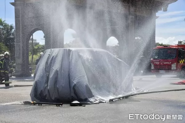 ▲竹林山觀音寺提升新北市消防局救災能量，捐贈防火毯及底盤瞄子。（圖／記者陸運陞翻攝）