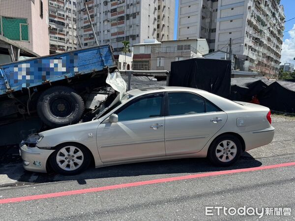 ▲▼自小客車自撞路邊紅線違停之小貨車，半個車身鑽進小貨車底。（圖／花蓮警分局提供，下同）