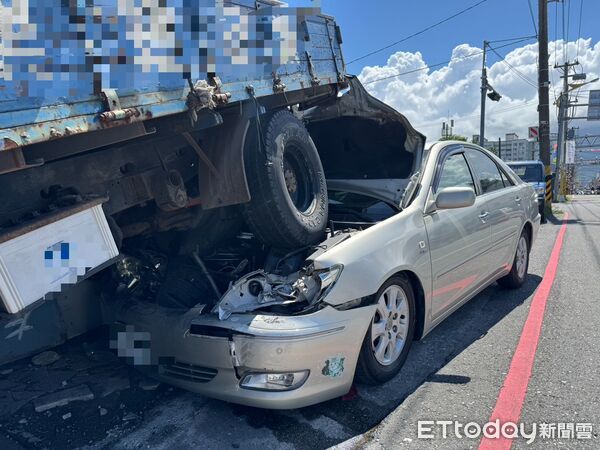 ▲▼自小客車自撞路邊紅線違停之小貨車，半個車身鑽進小貨車底。（圖／花蓮警分局提供，下同）