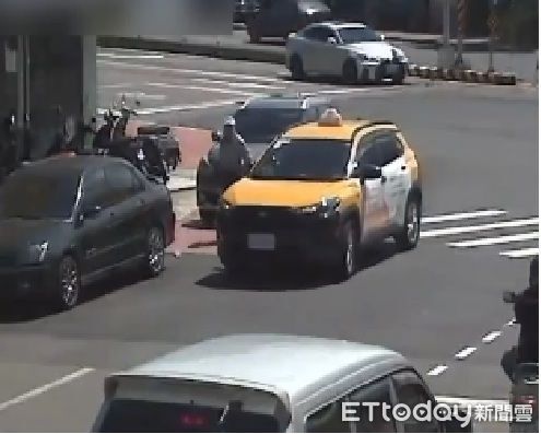 ▲黃姓老翁昨自台中專程到苗栗被騙代取包裹，警方現身才知道淪為車手被法辦。（圖／記者楊永盛翻攝）