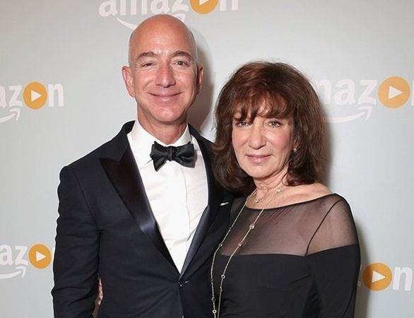 傑夫貝佐斯（左）與母親傑姬（右）母子感情緊密。（翻攝X@dailyxdigest）