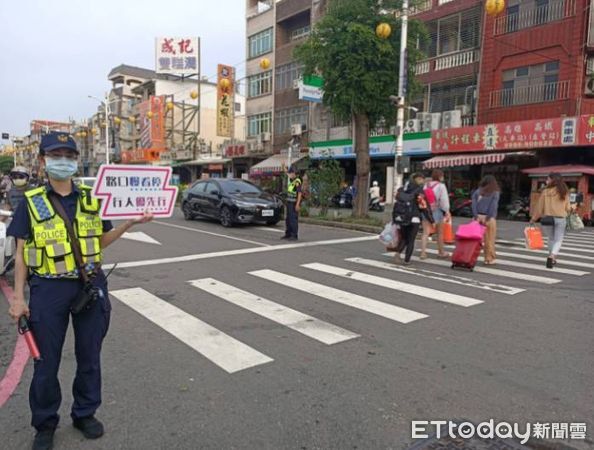 ▲東港警方16日起在小琉球交通大執法。（圖／記者陳崑福翻攝）