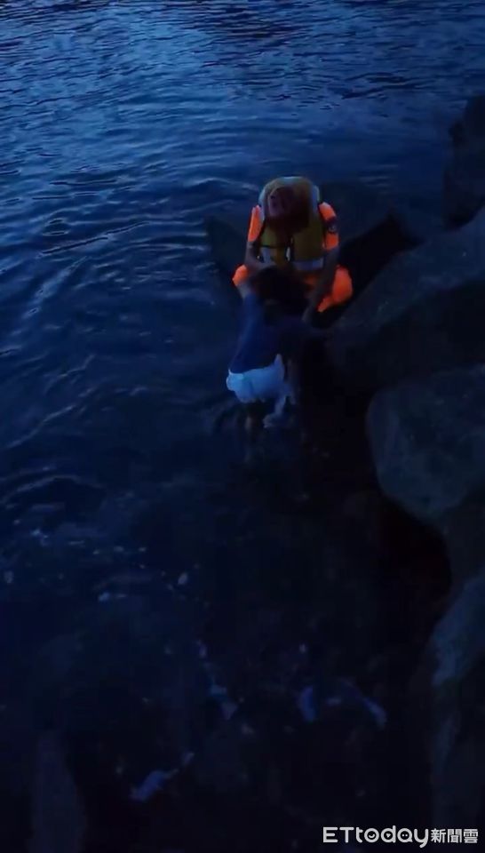 金樽漁港燈塔前看風景！女童落海　海巡人員迅速救援脫險