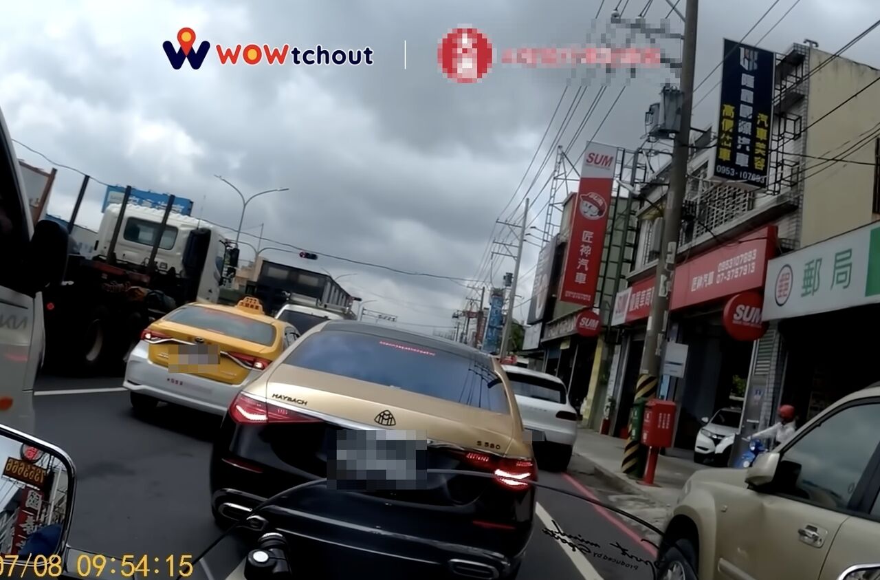 千萬邁巴赫鑽車陣！假右轉真超車　騎士送3罰單酸：塞車太委屈