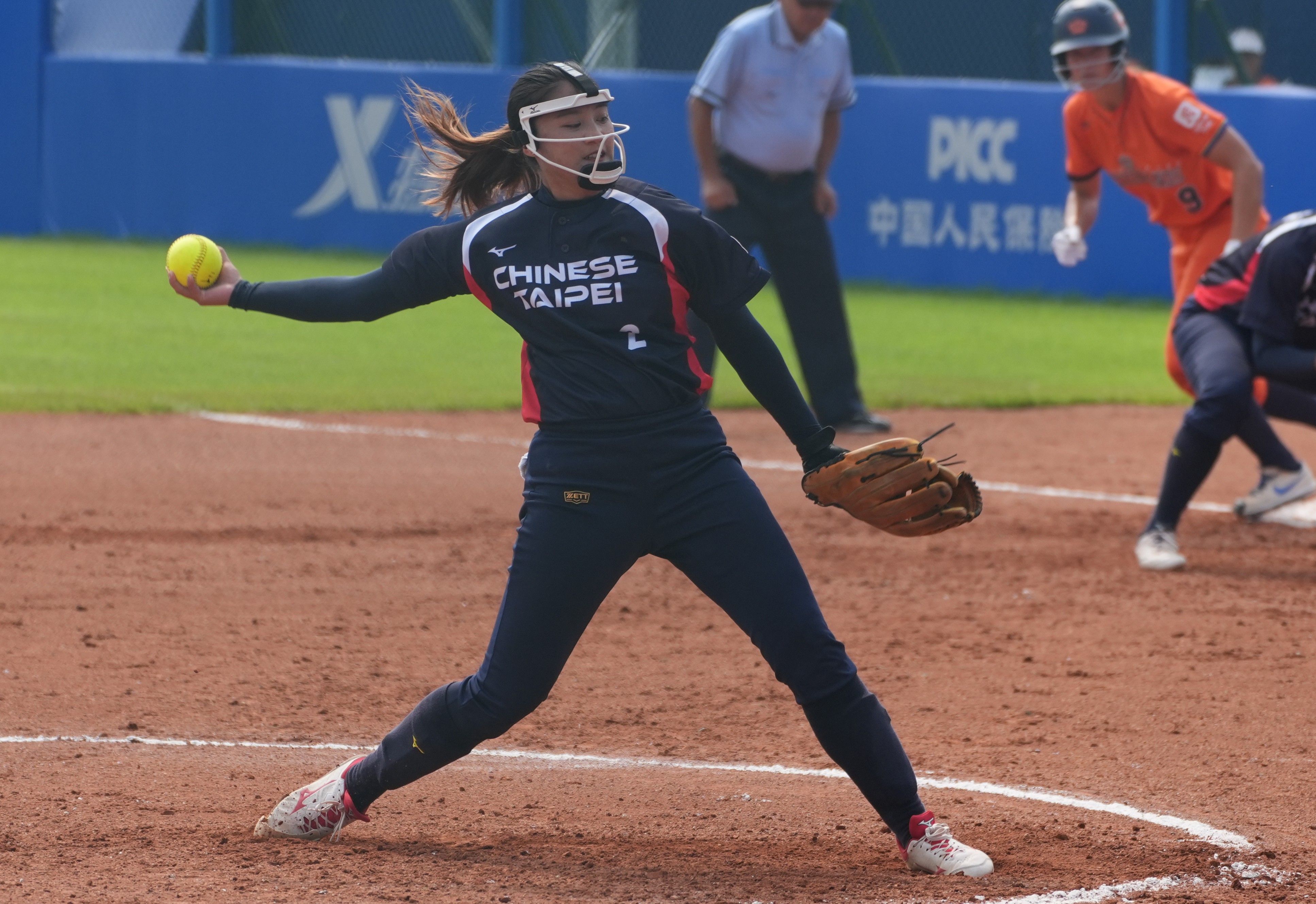 ▲▼成都世運會，中華女壘挺進4強，投手柯夏愛、捕手李思詩敲兩分砲。（圖／中華奧會提供）