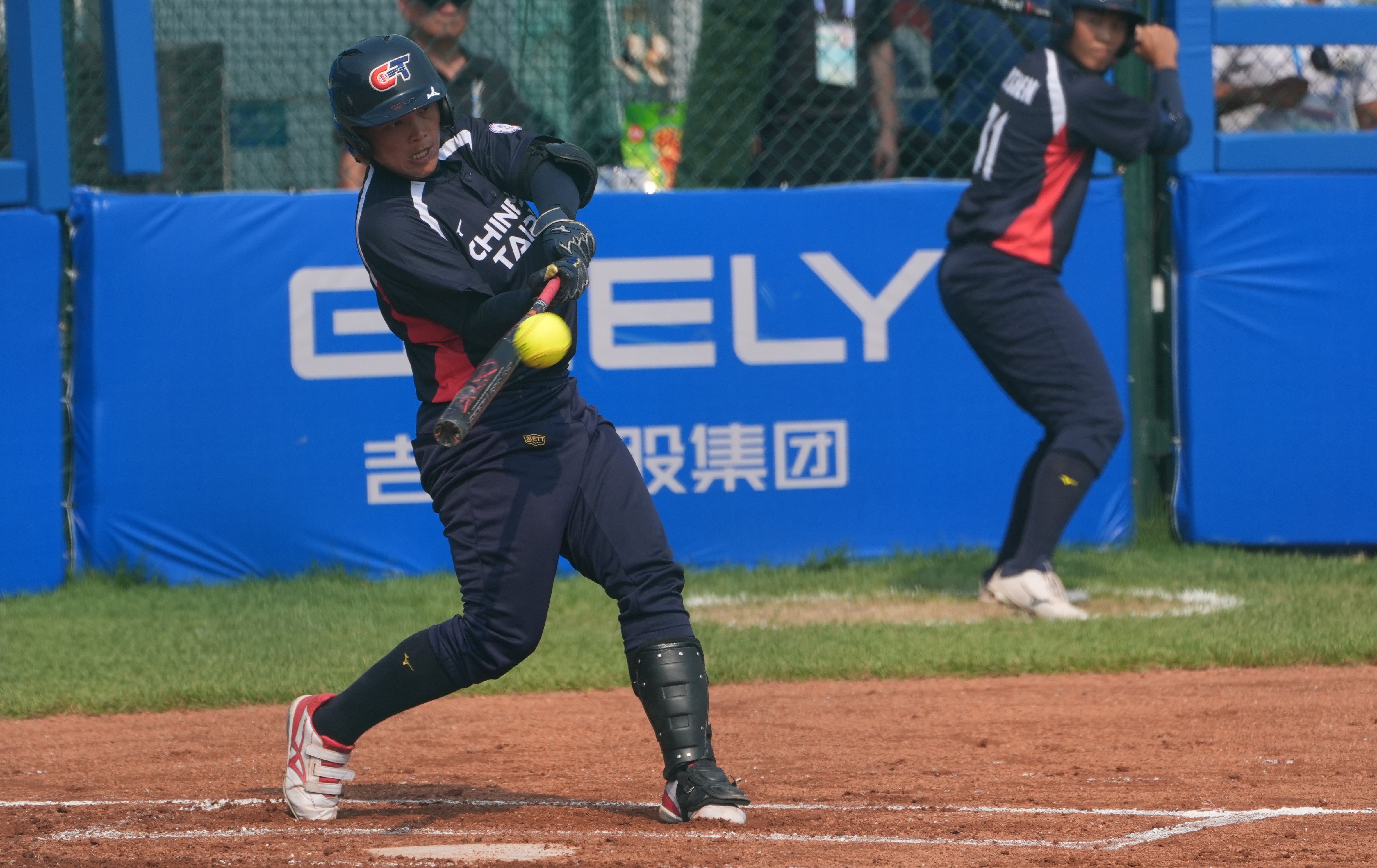 ▲▼成都世運會，中華女壘挺進4強，投手柯夏愛、捕手李思詩敲兩分砲。（圖／中華奧會提供）