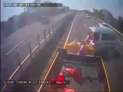 ▲▼  廂型車國道追撞防撞車           。（圖／翻攝爆料公社）
