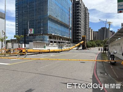 桃園工安意外！「40公尺吊臂」吊車翻覆　鐵條飛出擊中女路人