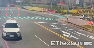 驚悚瞬間曝光！龜山吊車「40m吊臂」狠砸路面　3行人嚇壞拔腿奔逃