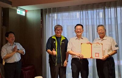 敏盛醫療體系總裁捐贈百冊著作 蘇俊賓:看見對桃園的愛