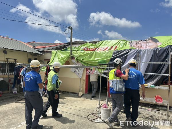 ▲台南做工行善團烈日下投入災後修繕作業，志工分工協力。（圖／記者林東良翻攝，下同）