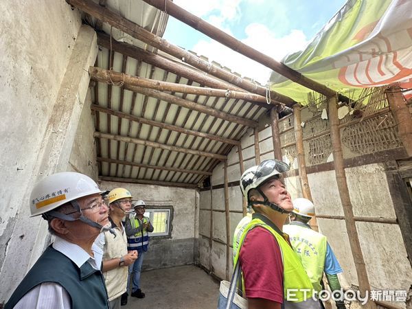 ▲台南做工行善團烈日下投入災後修繕作業，志工分工協力。（圖／記者林東良翻攝，下同）