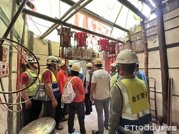 ▲台南做工行善團烈日下投入災後修繕作業，志工分工協力。（圖／記者林東良翻攝，下同）