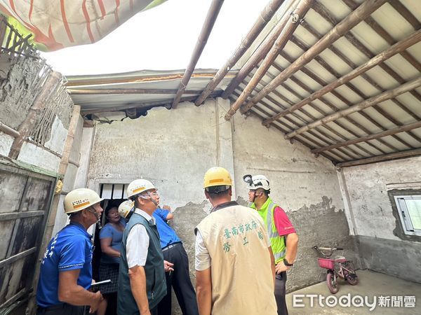 ▲台南做工行善團烈日下投入災後修繕作業，志工分工協力。（圖／記者林東良翻攝，下同）