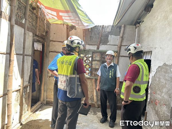 ▲台南做工行善團烈日下投入災後修繕作業，志工分工協力。（圖／記者林東良翻攝，下同）